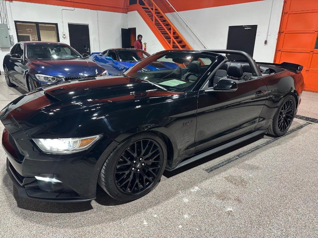 Ford Mustang Vehicle Full-screen Gallery Image 26