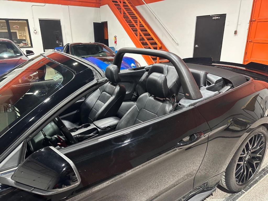 Ford Mustang Vehicle Full-screen Gallery Image 27