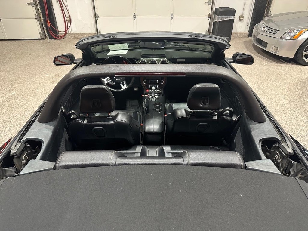 Ford Mustang Vehicle Full-screen Gallery Image 31