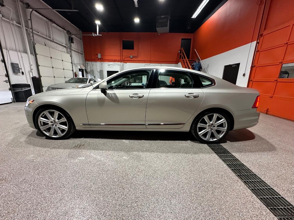 Volvo S90 Vehicle Full-screen Gallery Image 2