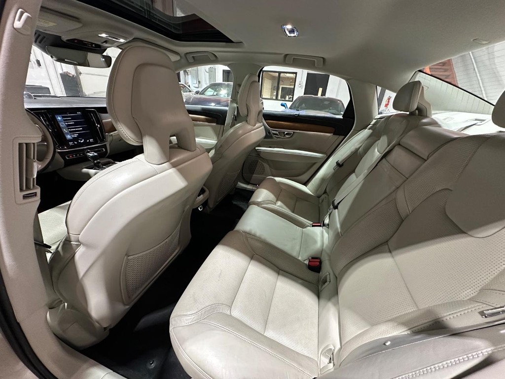 Volvo S90 Vehicle Full-screen Gallery Image 7