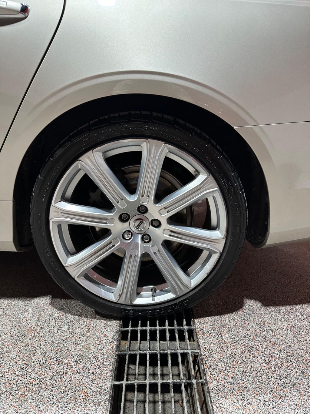 Volvo S90 Vehicle Full-screen Gallery Image 8