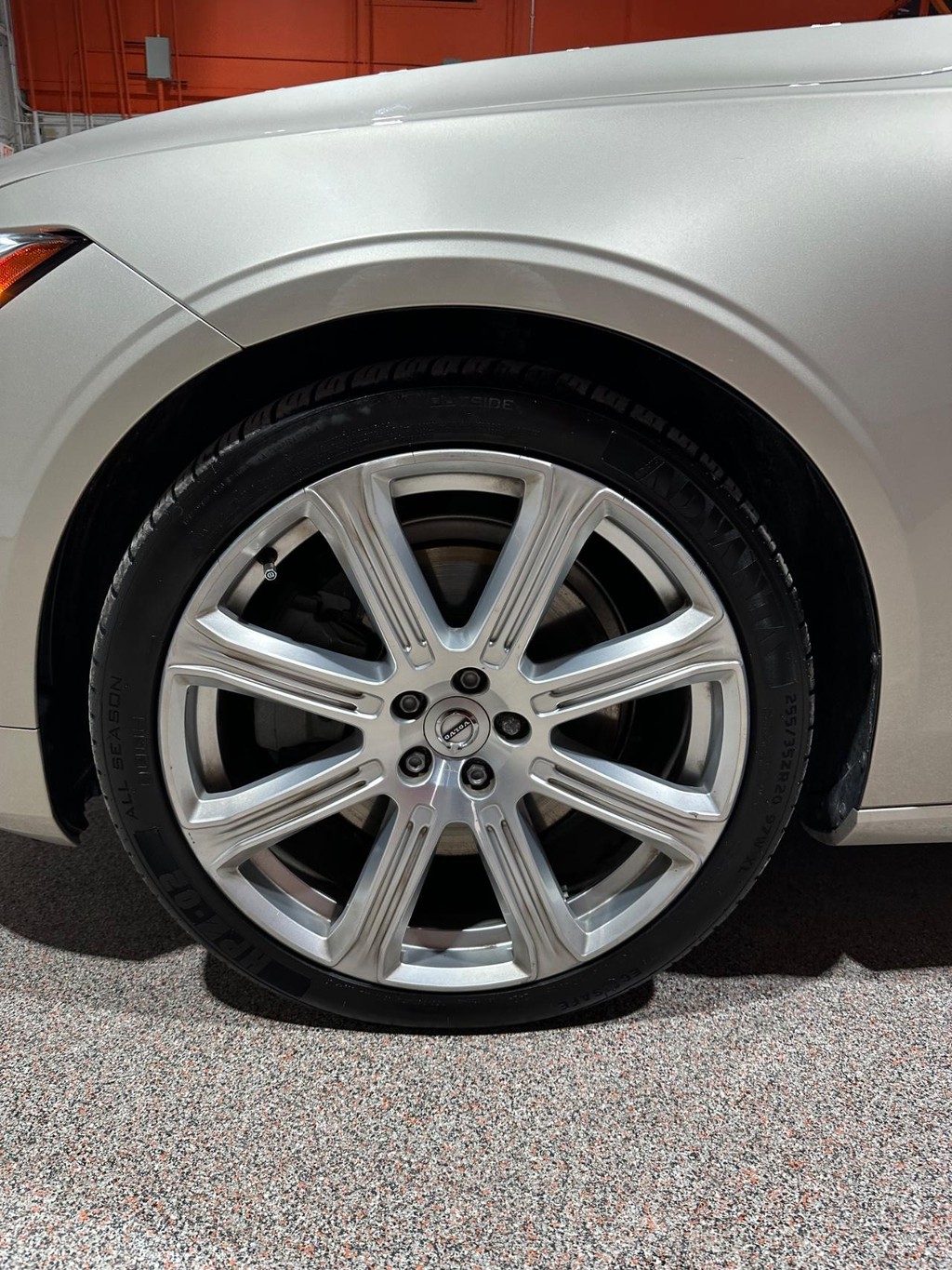 Volvo S90 Vehicle Full-screen Gallery Image 9