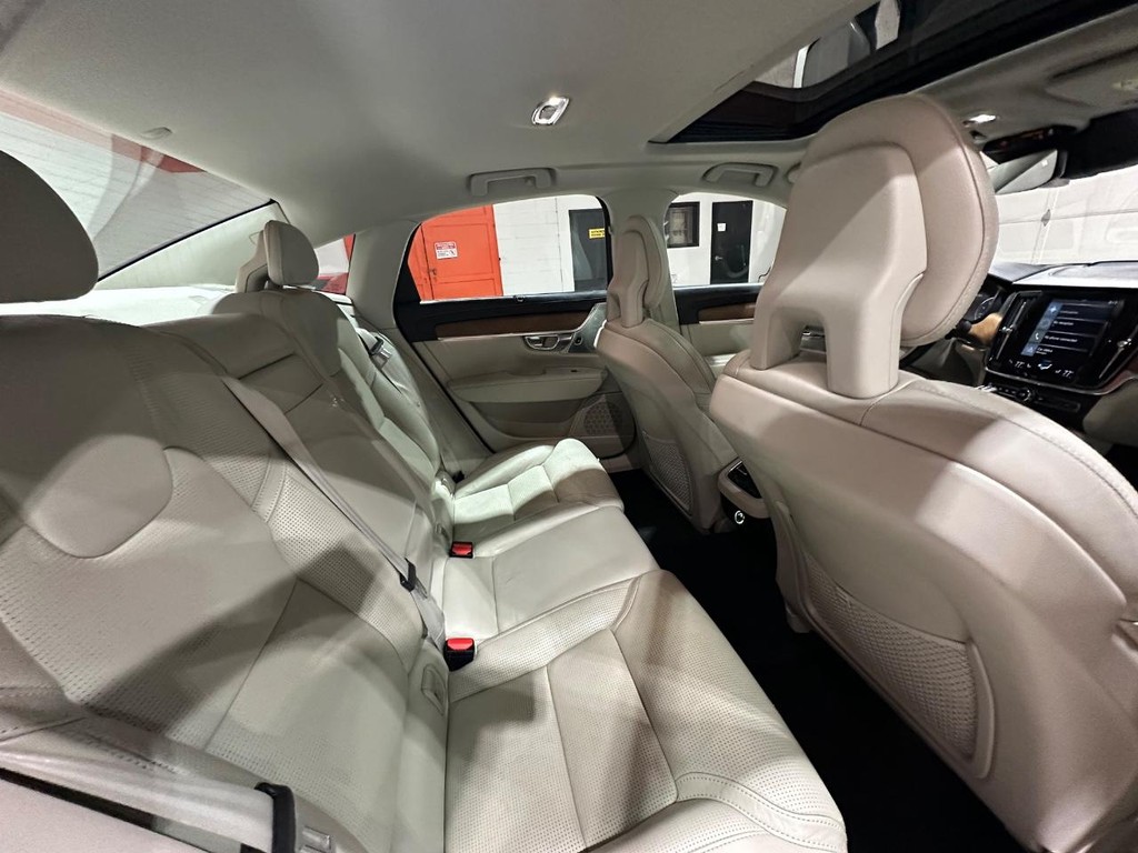 Volvo S90 Vehicle Full-screen Gallery Image 12