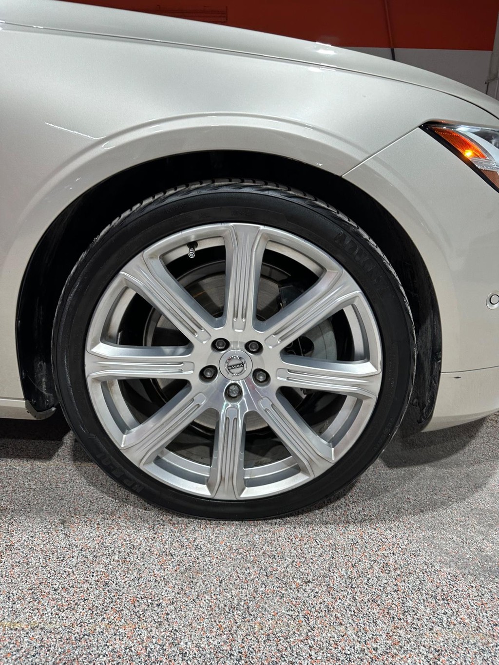 Volvo S90 Vehicle Full-screen Gallery Image 14