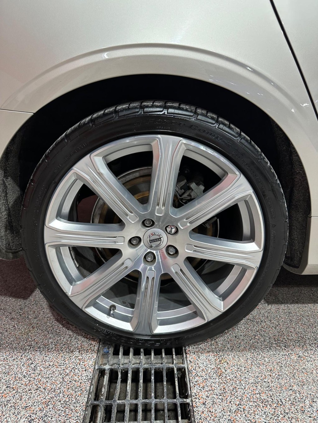 Volvo S90 Vehicle Full-screen Gallery Image 15