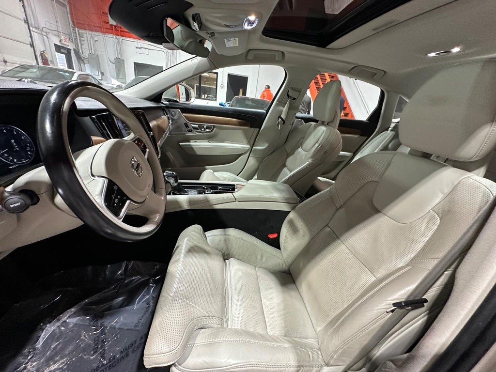 Volvo S90 Vehicle Full-screen Gallery Image 16