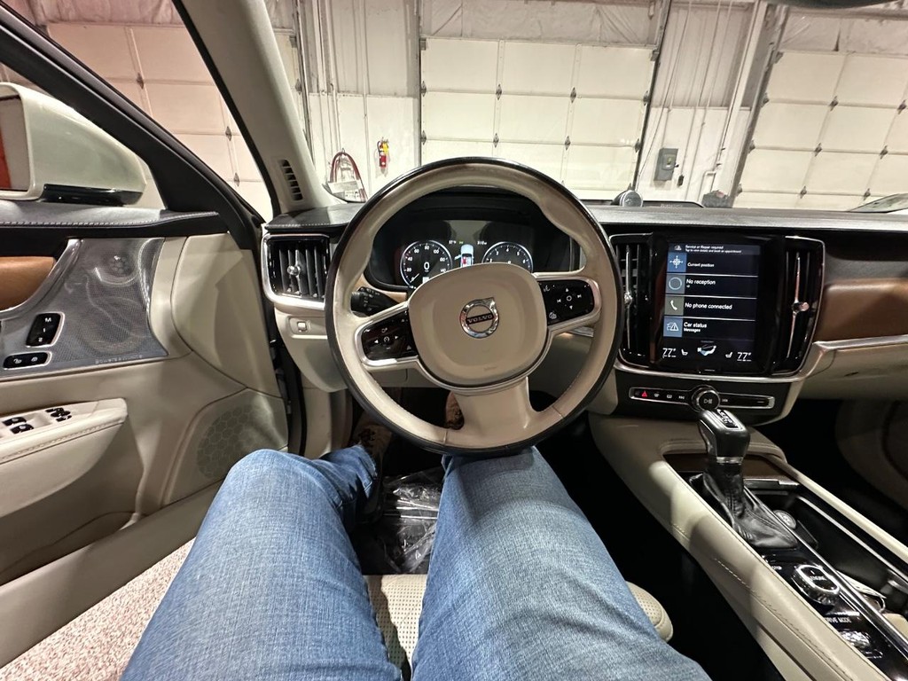 Volvo S90 Vehicle Full-screen Gallery Image 17