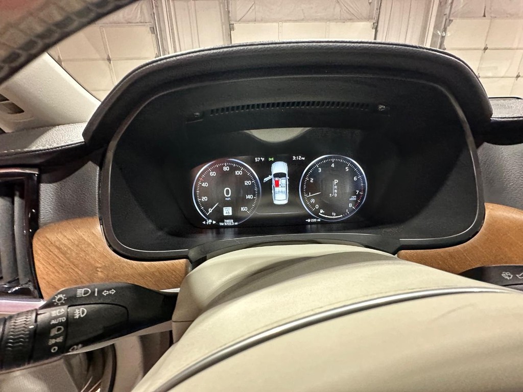 Volvo S90 Vehicle Full-screen Gallery Image 18