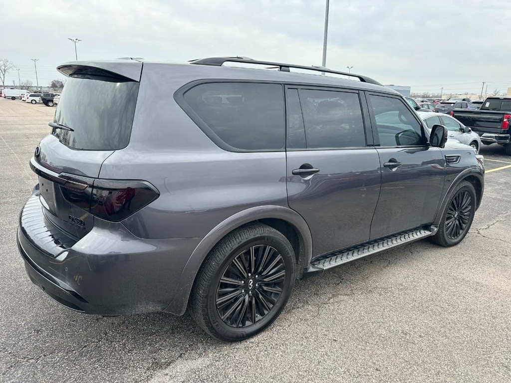 INFINITI QX80 Vehicle Full-screen Gallery Image 3