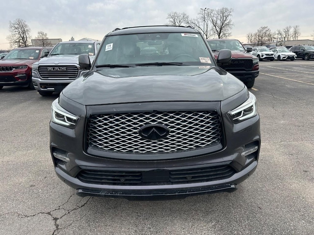 INFINITI QX80 Vehicle Full-screen Gallery Image 6