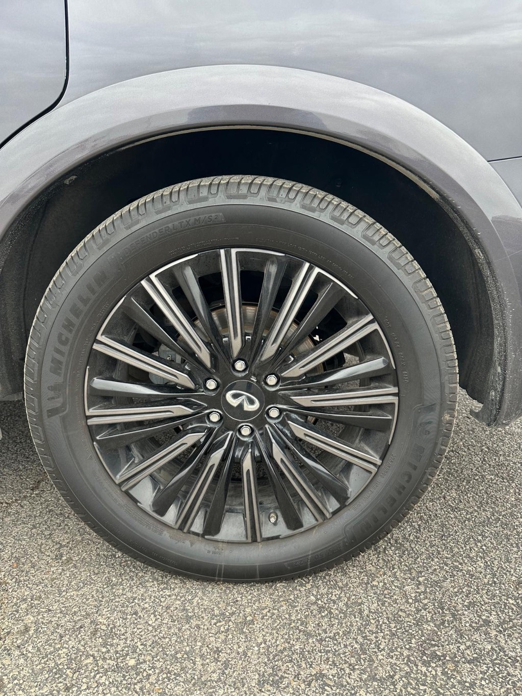 INFINITI QX80 Vehicle Full-screen Gallery Image 13