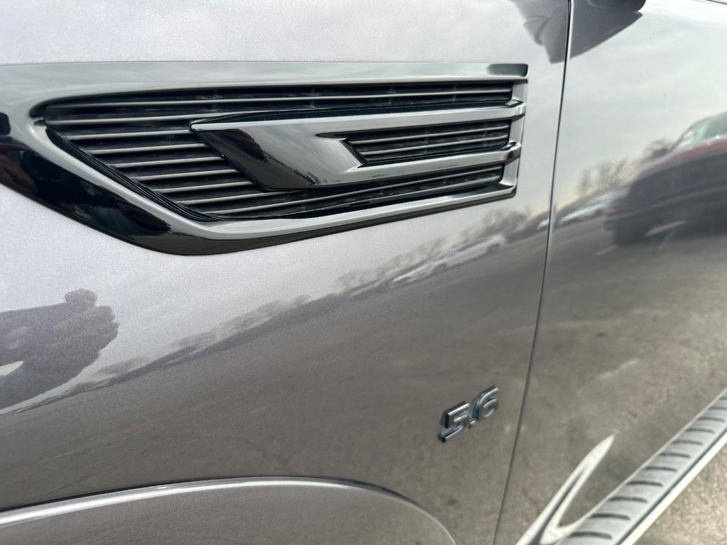 INFINITI QX80 Vehicle Full-screen Gallery Image 14