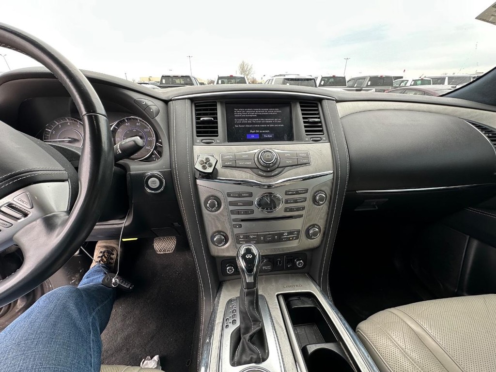 INFINITI QX80 Vehicle Full-screen Gallery Image 21