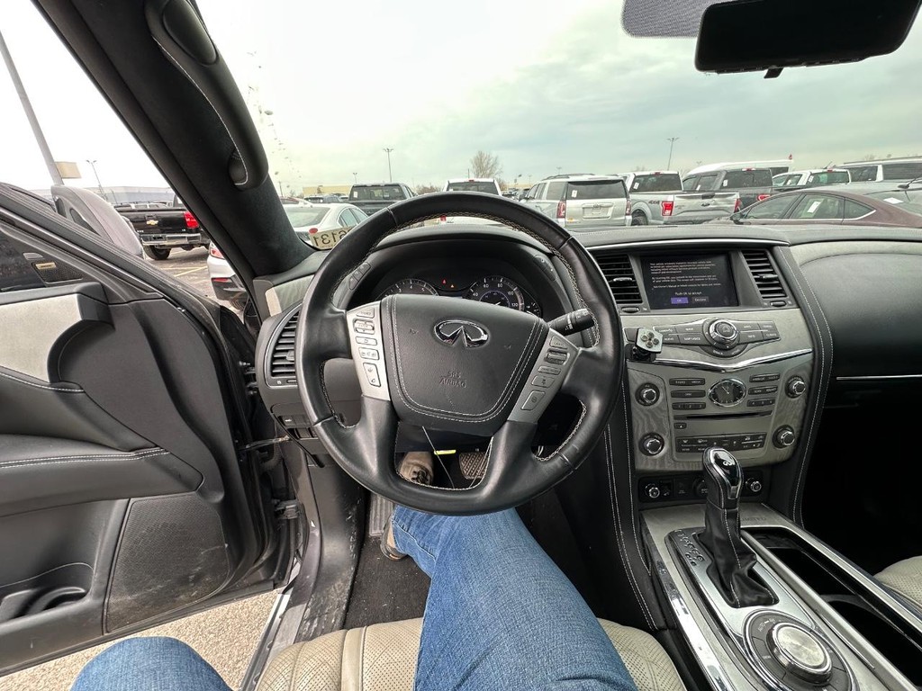 INFINITI QX80 Vehicle Full-screen Gallery Image 25