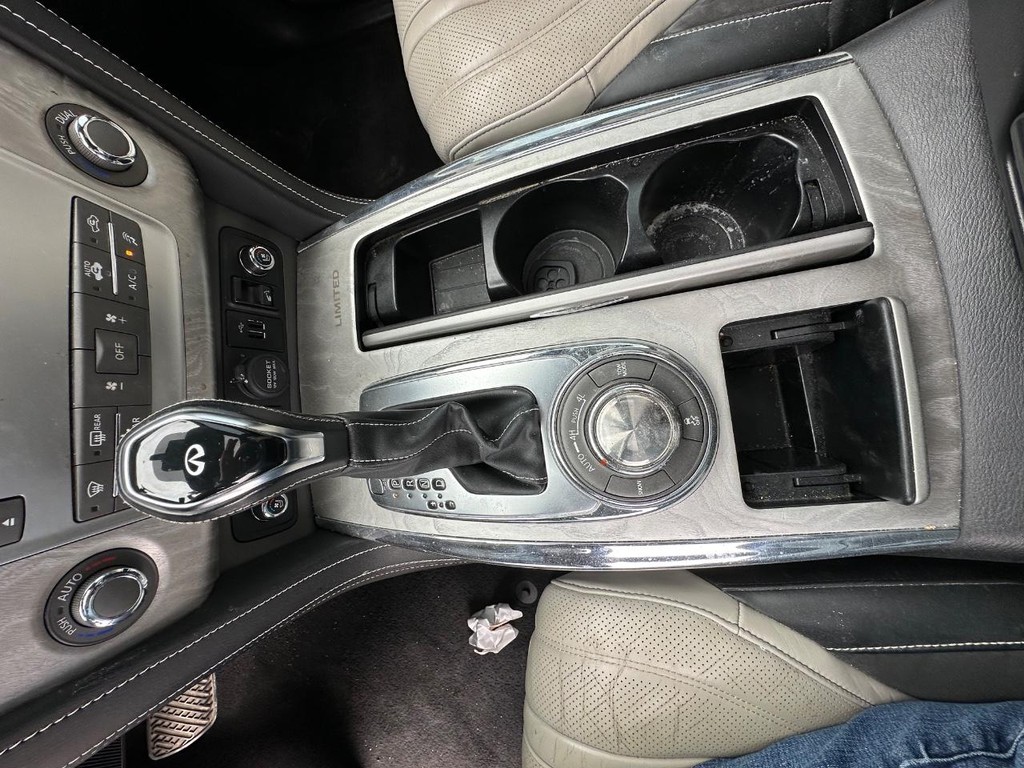 INFINITI QX80 Vehicle Full-screen Gallery Image 26