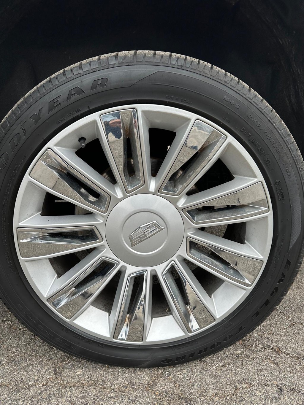 Cadillac Escalade Vehicle Full-screen Gallery Image 7