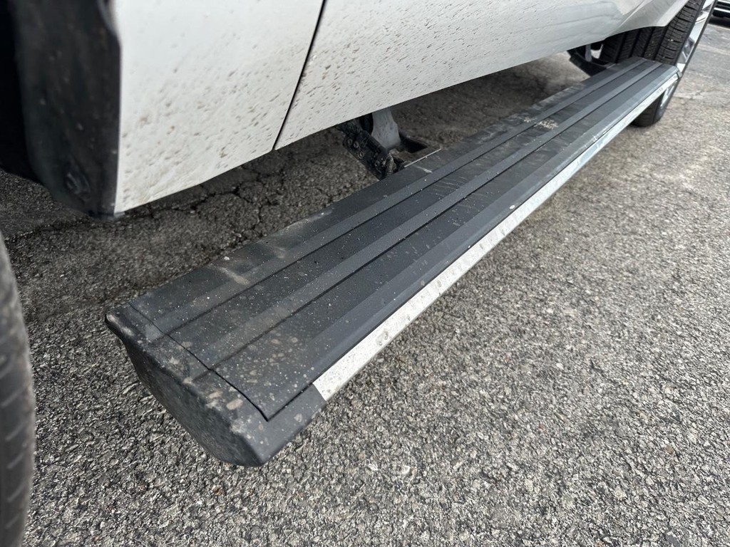 Cadillac Escalade Vehicle Full-screen Gallery Image 8