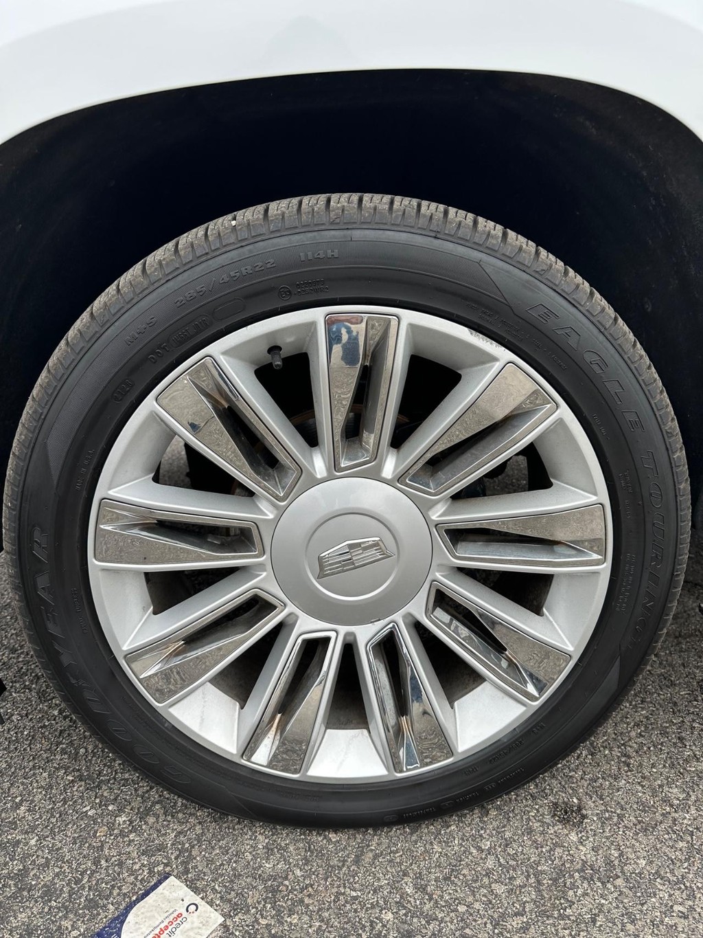 Cadillac Escalade Vehicle Full-screen Gallery Image 9