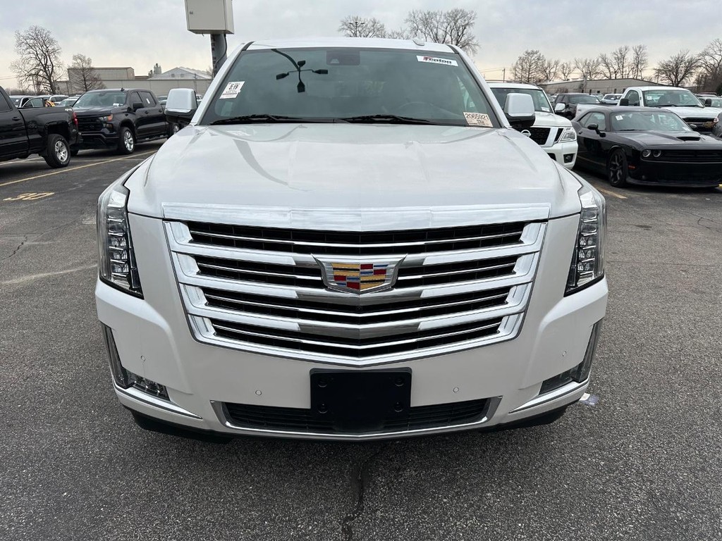 Cadillac Escalade Vehicle Full-screen Gallery Image 10