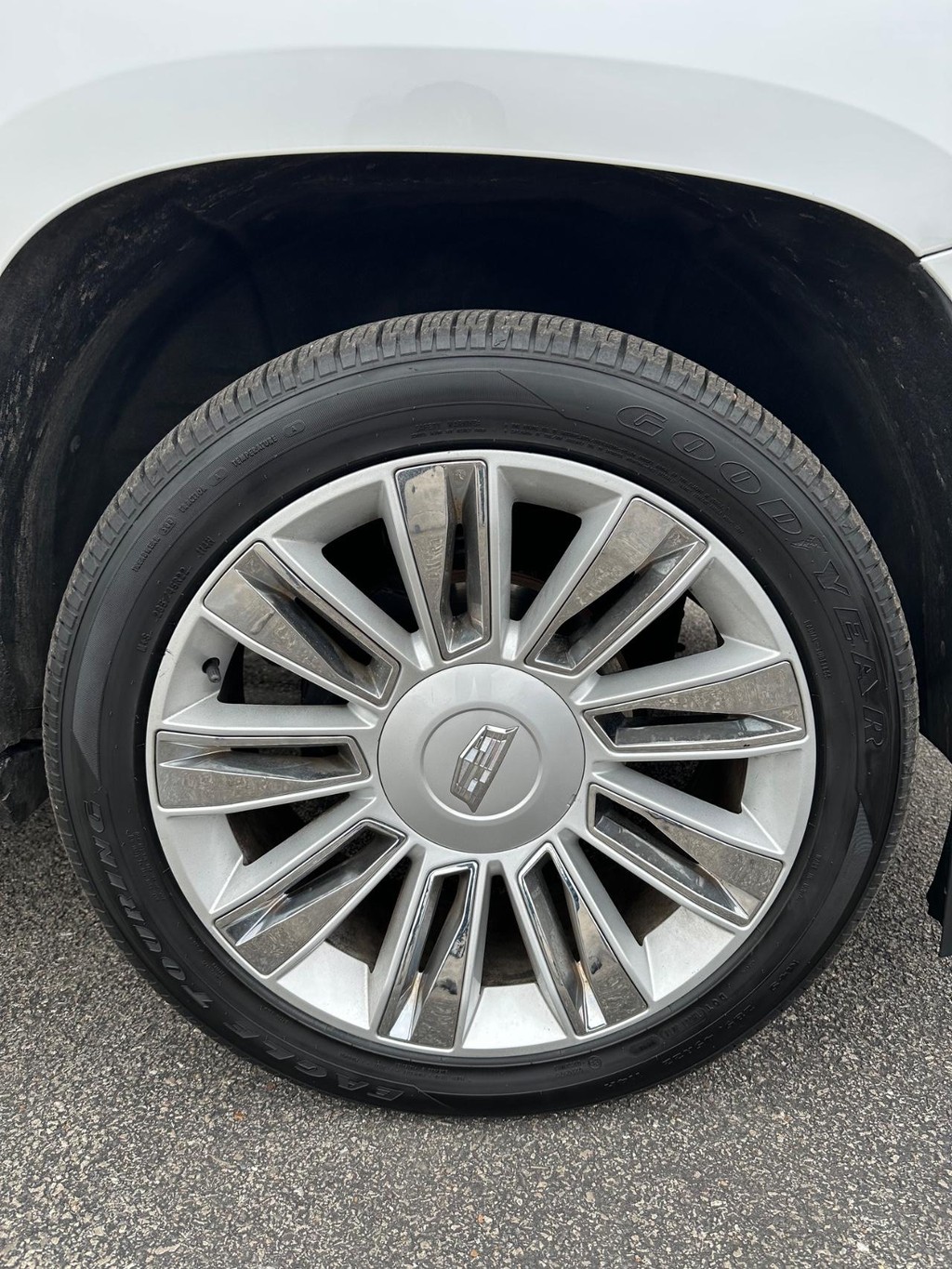 Cadillac Escalade Vehicle Full-screen Gallery Image 21