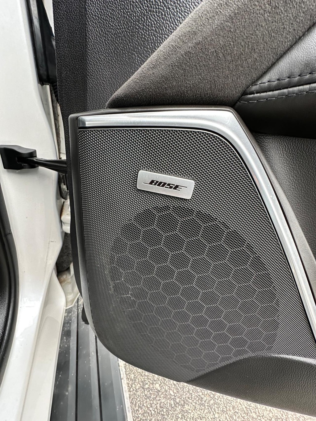 Cadillac Escalade Vehicle Full-screen Gallery Image 22