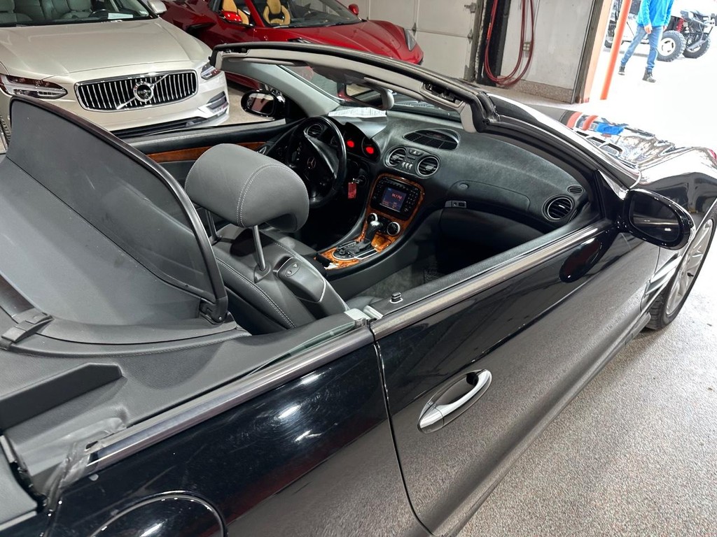 Mercedes-Benz SL-Class Vehicle Full-screen Gallery Image 13