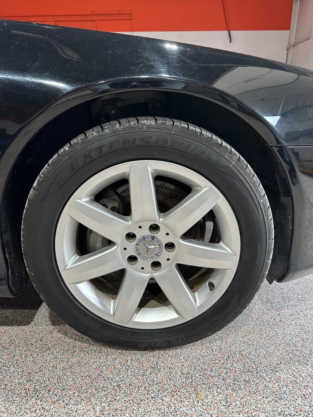 Mercedes-Benz SL-Class Vehicle Full-screen Gallery Image 14