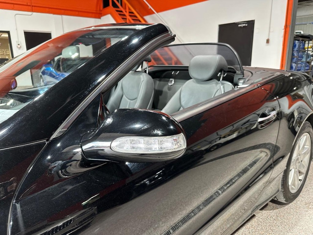 Mercedes-Benz SL-Class Vehicle Full-screen Gallery Image 15