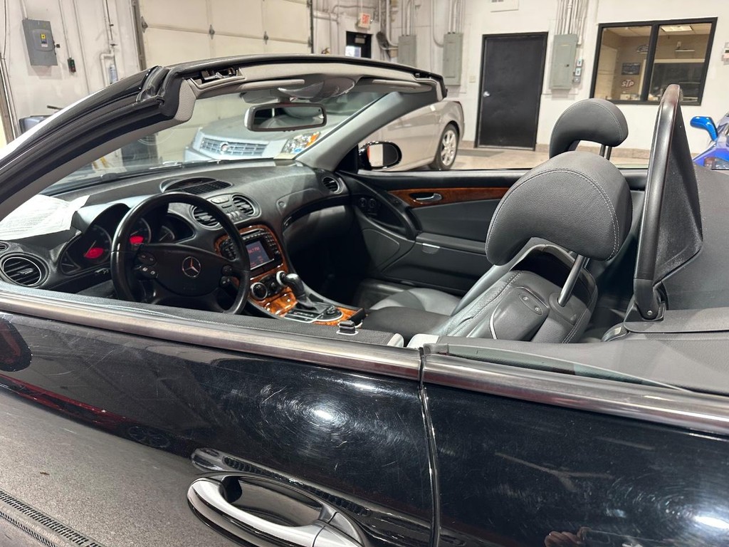 Mercedes-Benz SL-Class Vehicle Full-screen Gallery Image 16