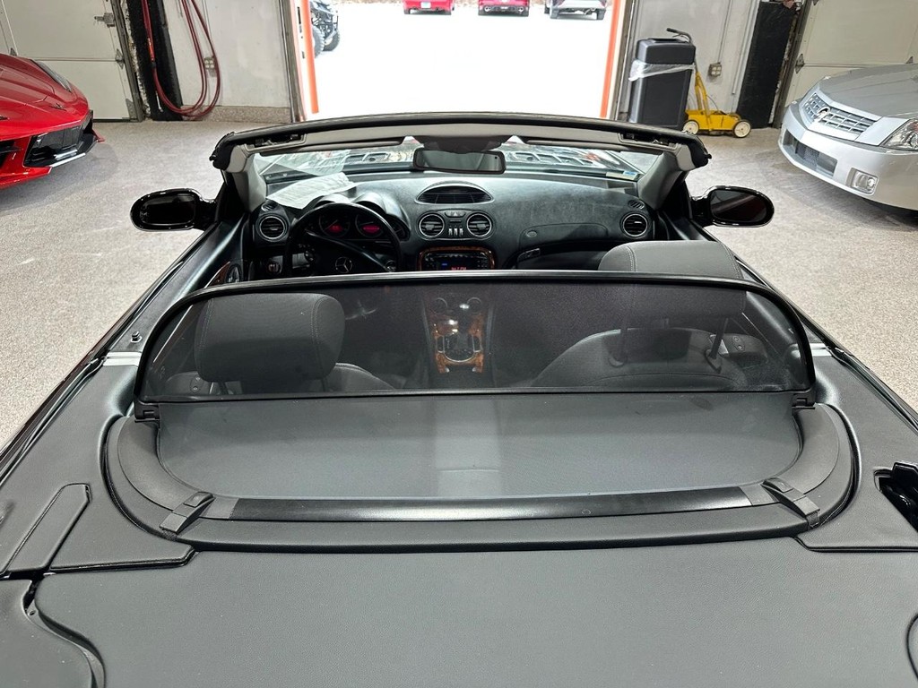 Mercedes-Benz SL-Class Vehicle Full-screen Gallery Image 17