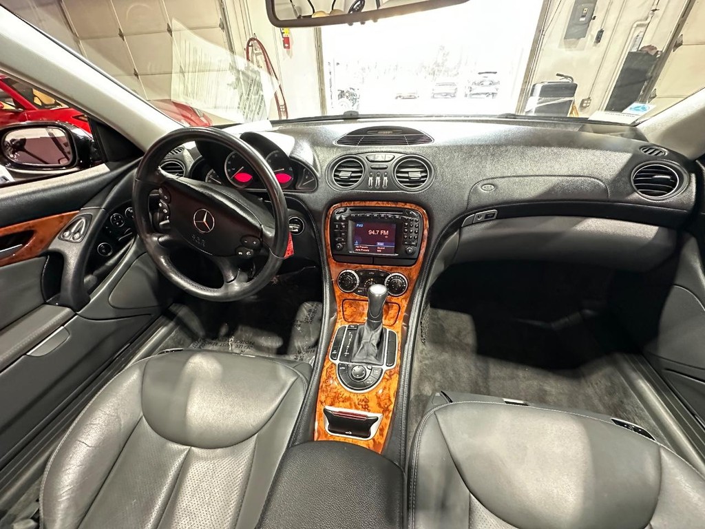 Mercedes-Benz SL-Class Vehicle Full-screen Gallery Image 23