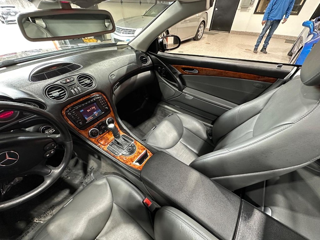 Mercedes-Benz SL-Class Vehicle Full-screen Gallery Image 24