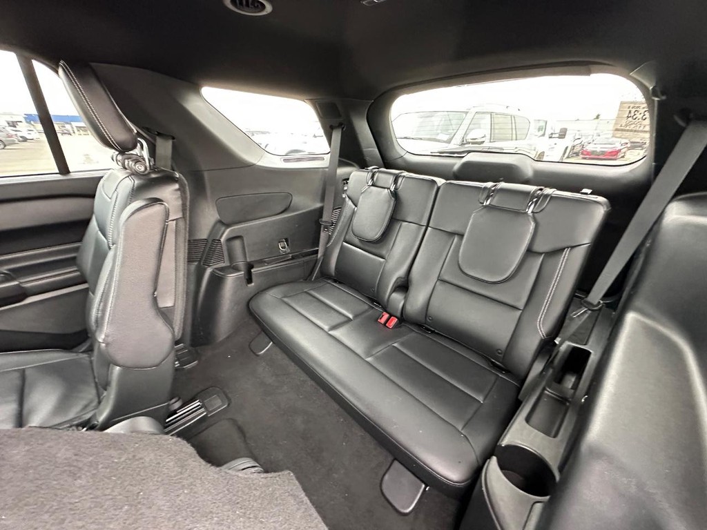 Ford Explorer Vehicle Full-screen Gallery Image 13