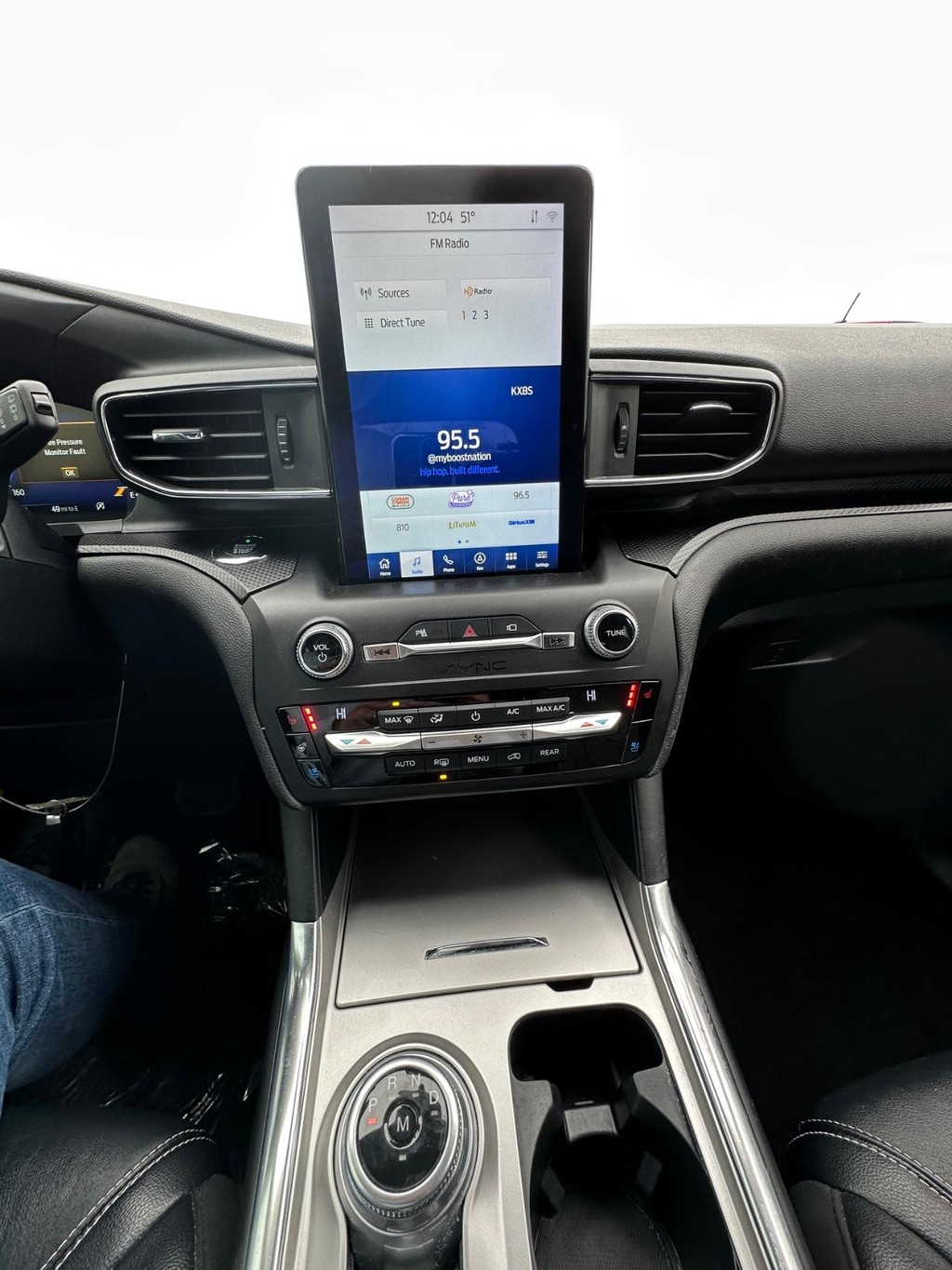 Ford Explorer Vehicle Full-screen Gallery Image 18