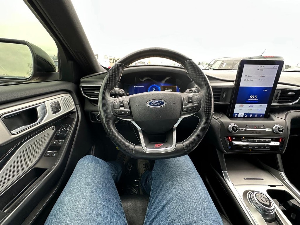 Ford Explorer Vehicle Full-screen Gallery Image 22