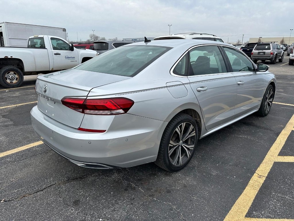 Volkswagen Passat Vehicle Full-screen Gallery Image 3