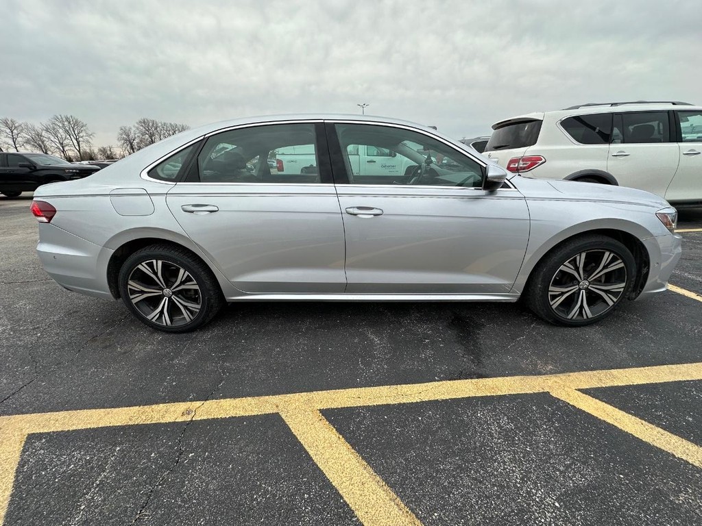 Volkswagen Passat Vehicle Full-screen Gallery Image 4