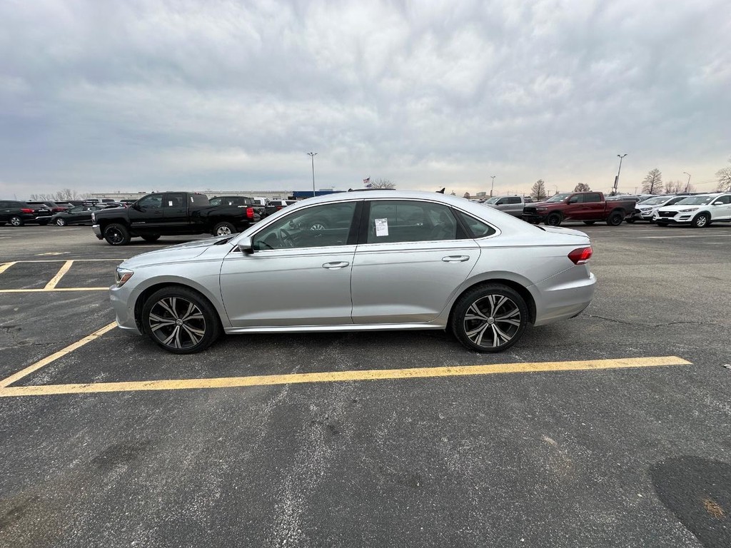 Volkswagen Passat Vehicle Full-screen Gallery Image 6