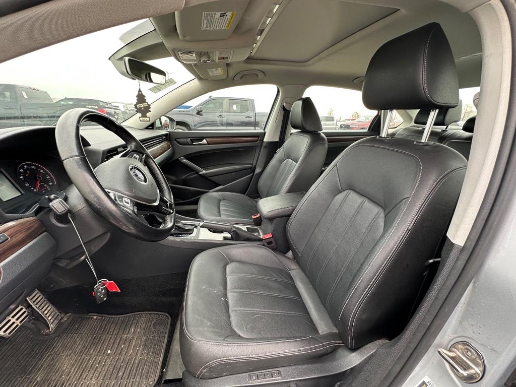 Volkswagen Passat Vehicle Full-screen Gallery Image 12