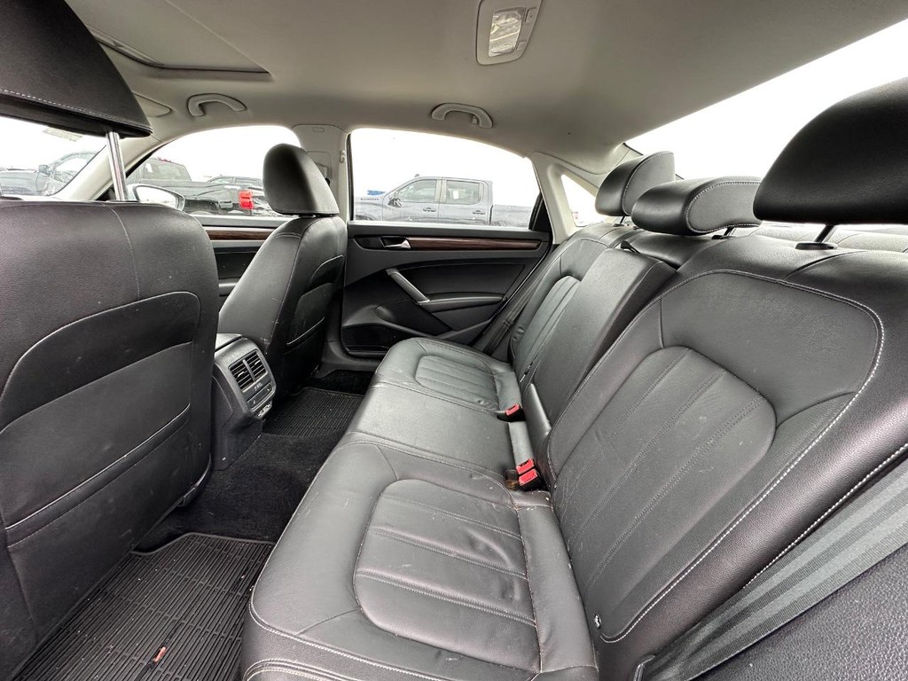 Volkswagen Passat Vehicle Full-screen Gallery Image 13