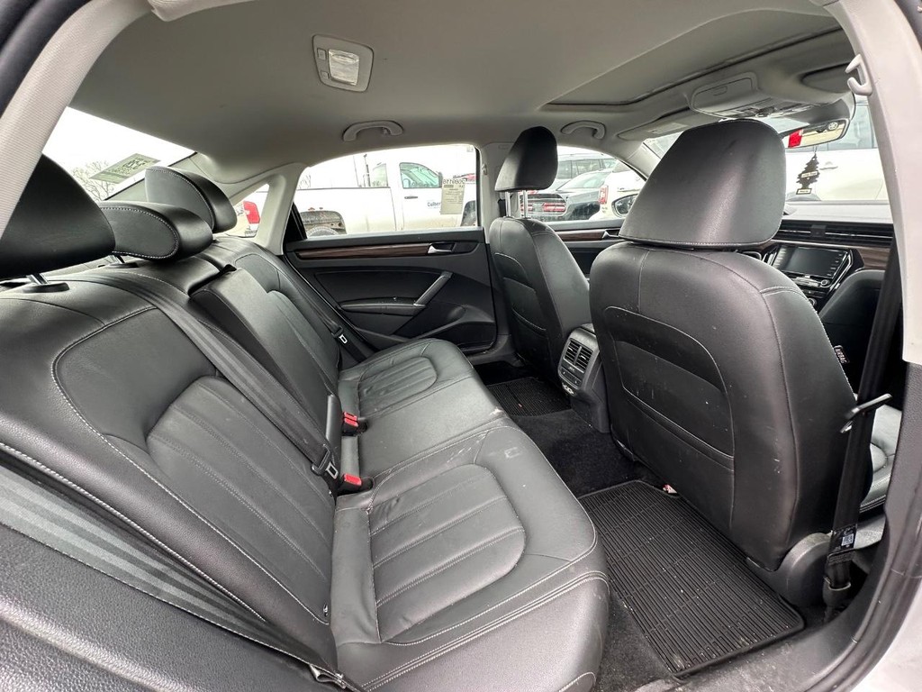 Volkswagen Passat Vehicle Full-screen Gallery Image 14