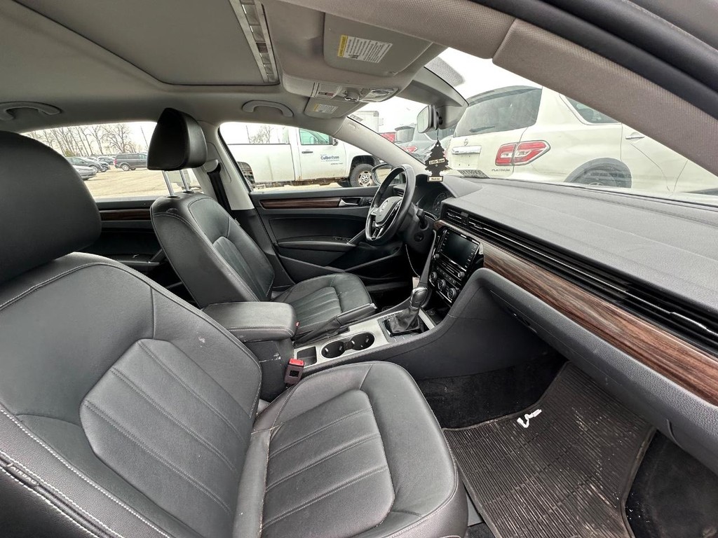 Volkswagen Passat Vehicle Full-screen Gallery Image 15