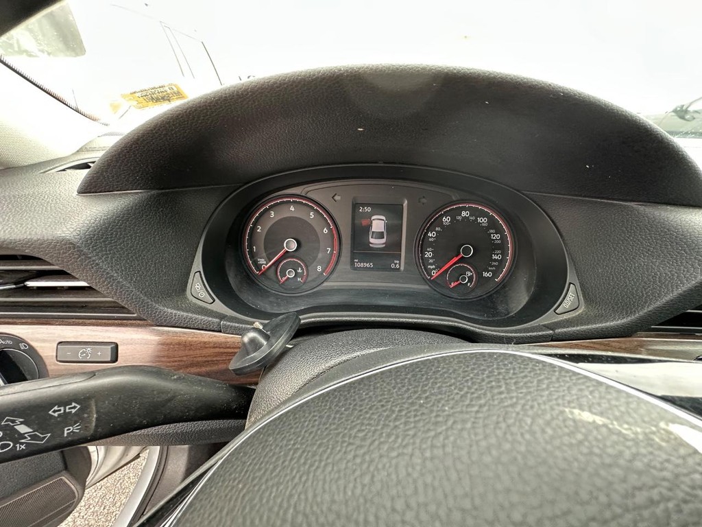 Volkswagen Passat Vehicle Full-screen Gallery Image 17