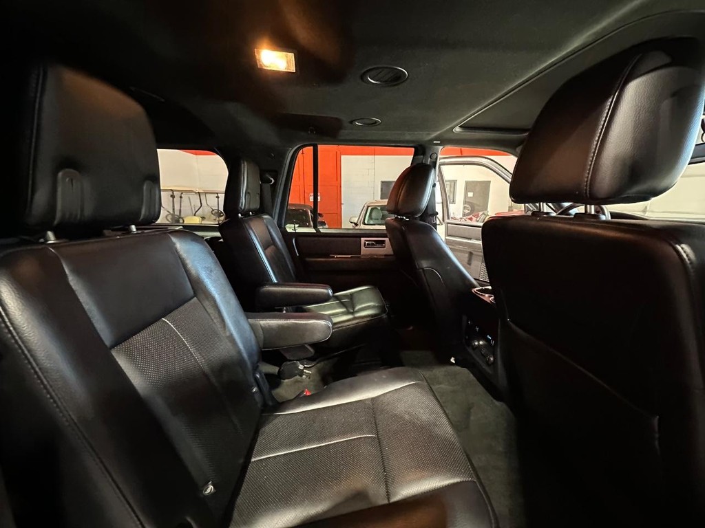 Ford Expedition EL Vehicle Full-screen Gallery Image 16