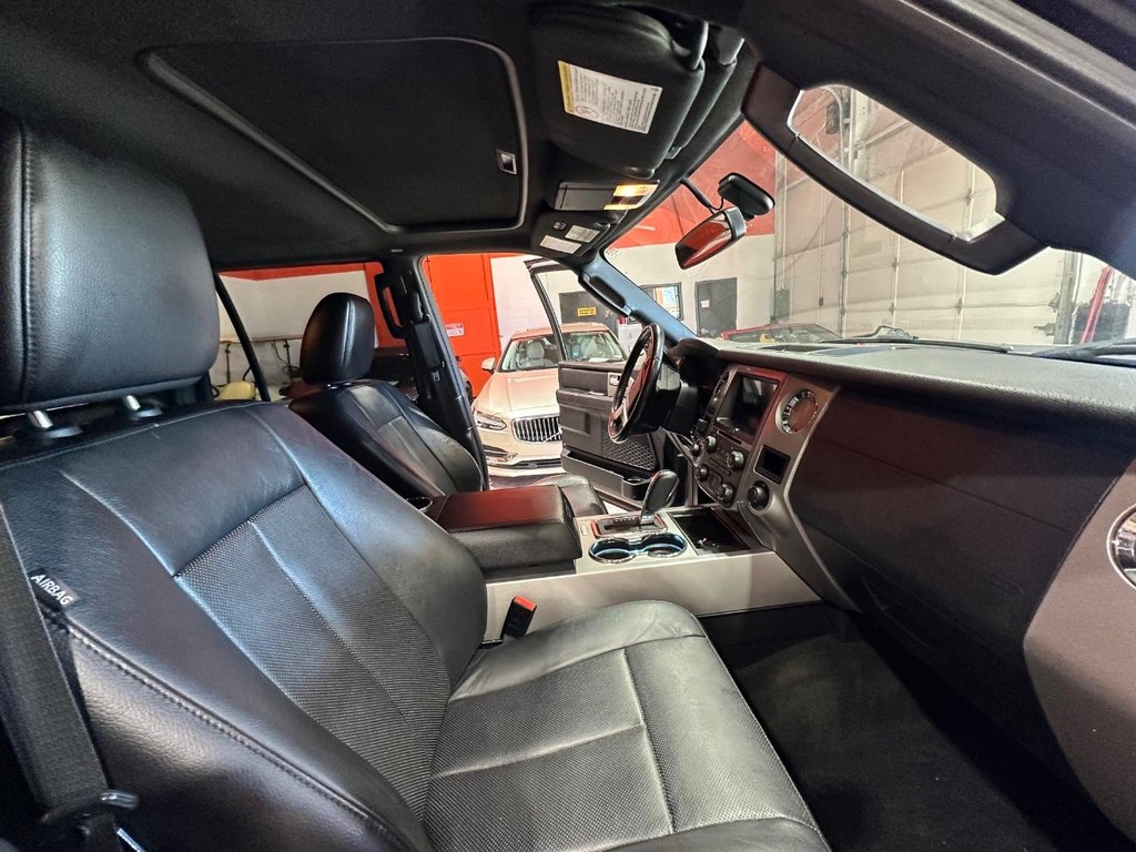 Ford Expedition EL Vehicle Full-screen Gallery Image 18