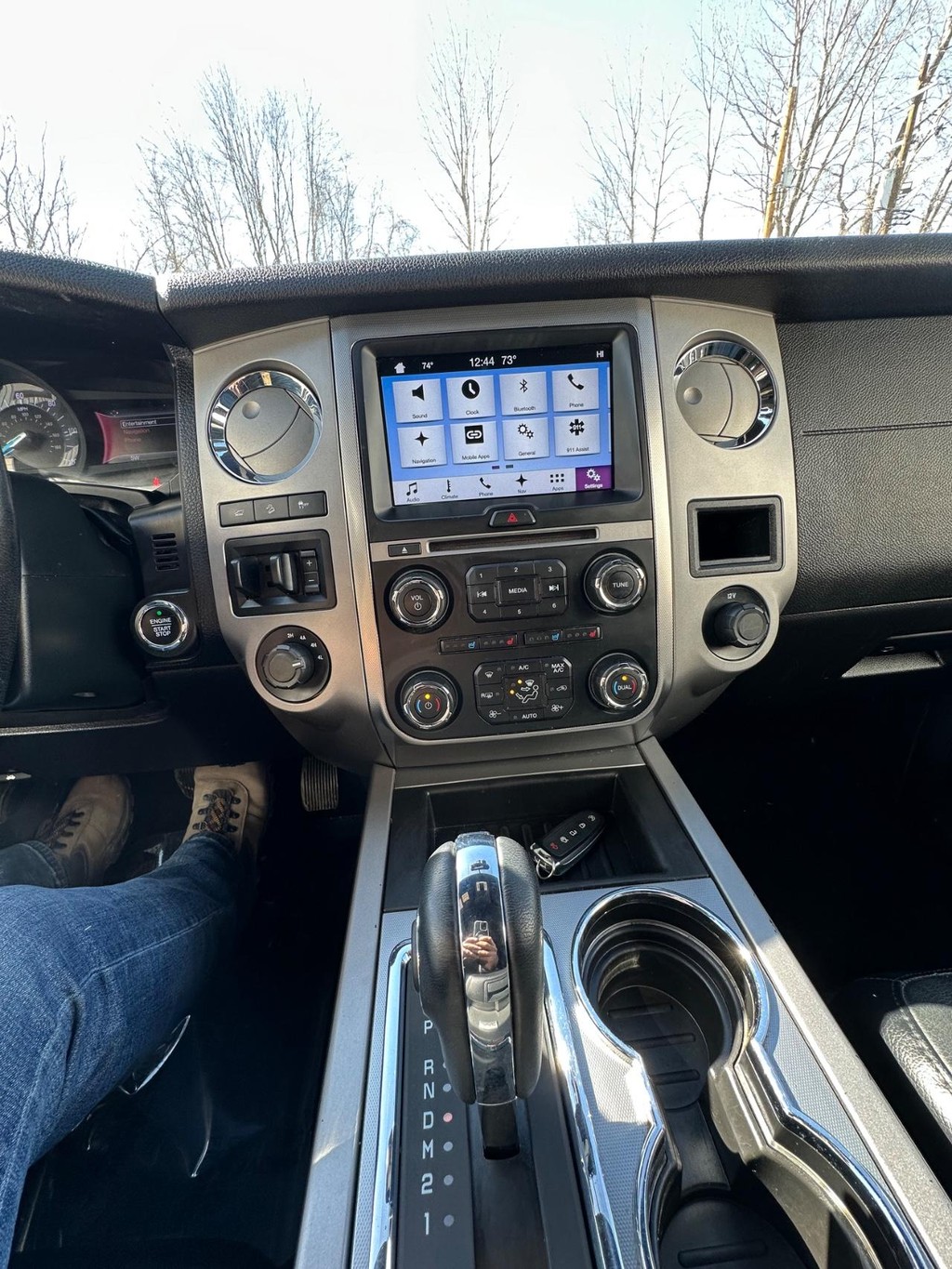 Ford Expedition EL Vehicle Full-screen Gallery Image 21