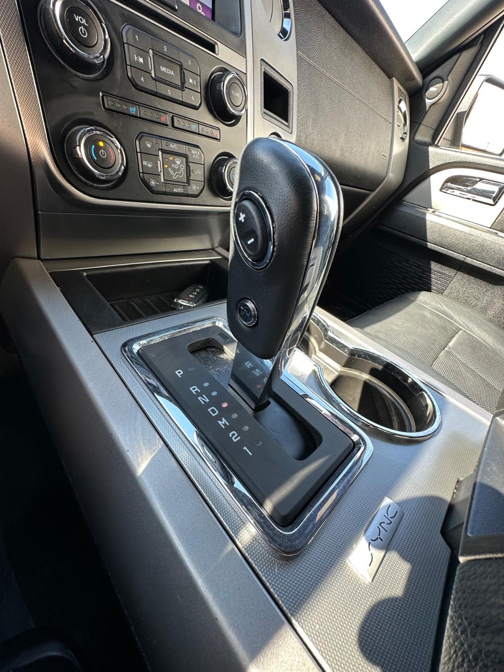 Ford Expedition EL Vehicle Full-screen Gallery Image 23