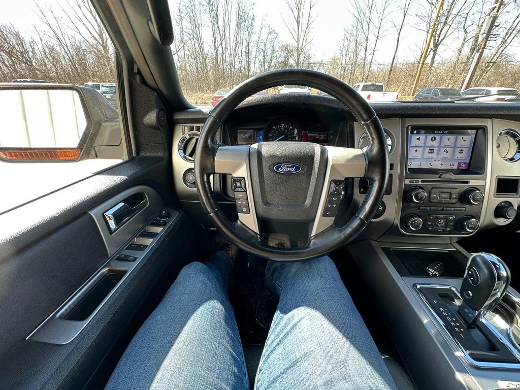 Ford Expedition EL Vehicle Full-screen Gallery Image 24