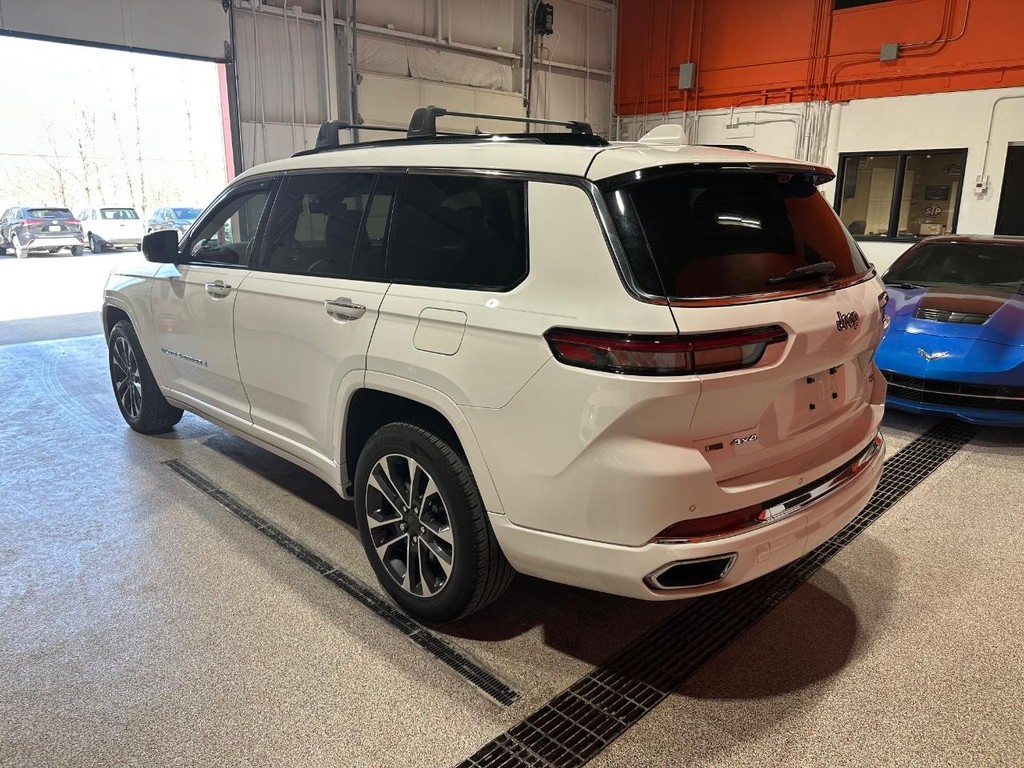 Jeep Grand Cherokee L Vehicle Full-screen Gallery Image 3